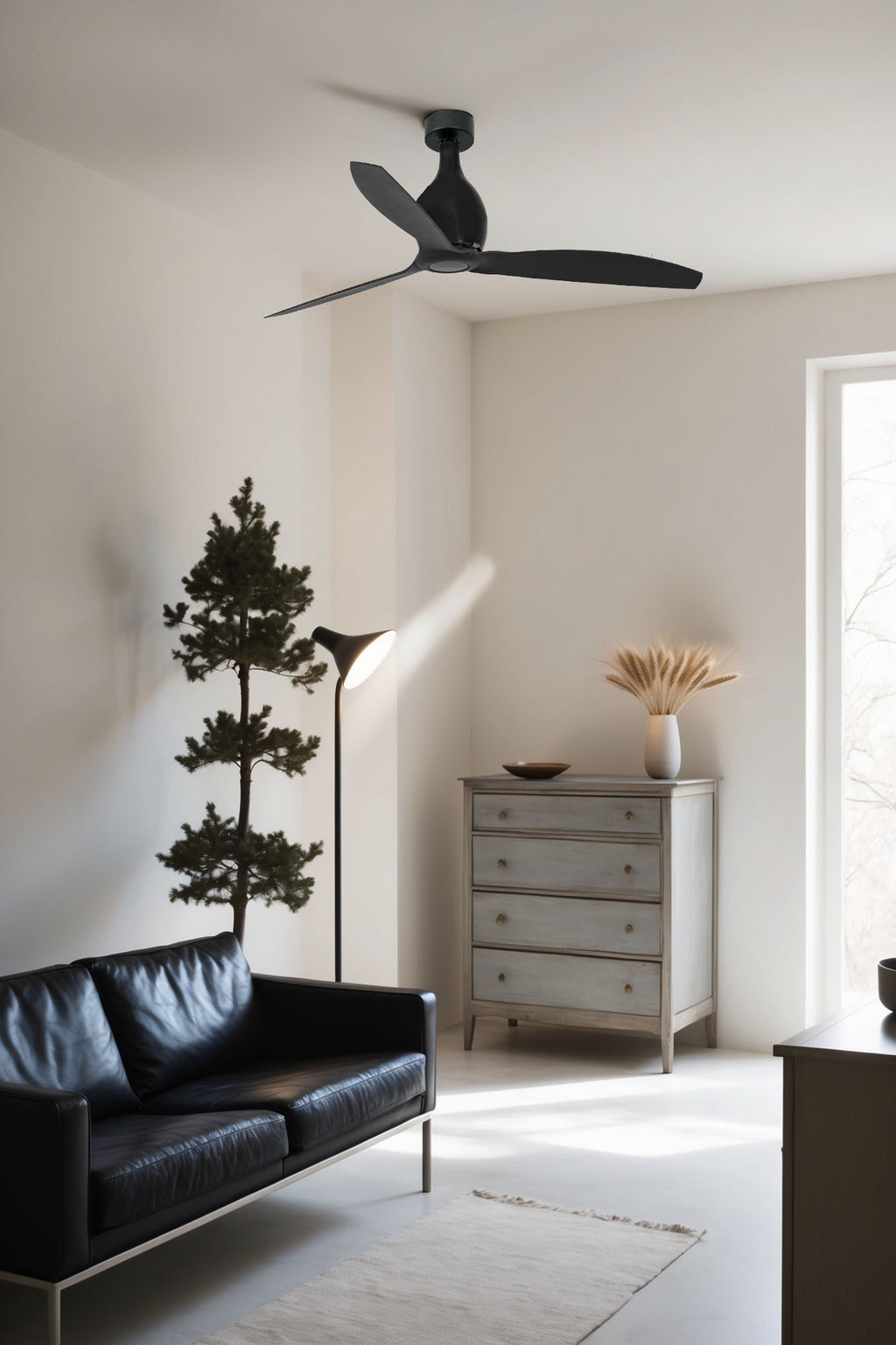 Ventilador de techo MINI ETERFAN M negro mate FARO 32030WW en ambiente acogedor, con motor DC silencioso, 6 velocidades, sin luz y mando a distancia para ventilación eficiente