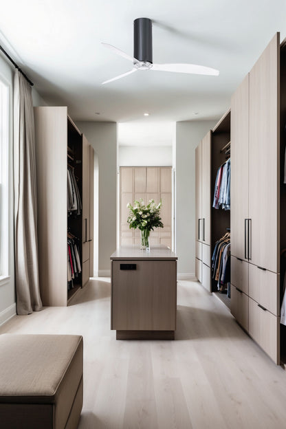 Ventilador de techo TUBE FAN M negro brillo y transparente de FARO modelo 32035 en ambiente de habitación mediana, con motor DC, función inversa y mando a distancia, ventilación sin luz para espacios modernos