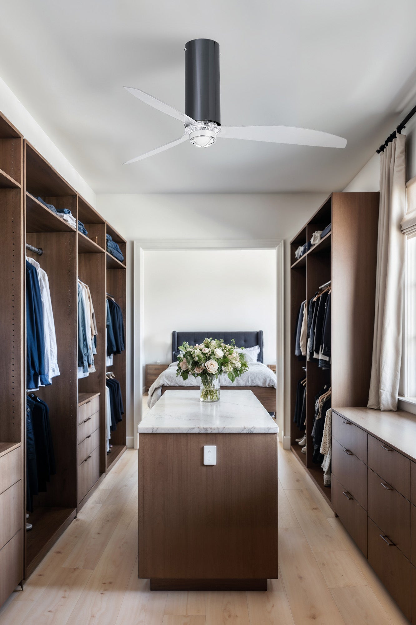 Ventilador de techo LED Tube Fan M negro brillo FARO 32035WW-10 en ambiente hogareño, con luz LED 3000K cálida, motor DC silencioso, control remoto y ventilación eficiente para el hogar.