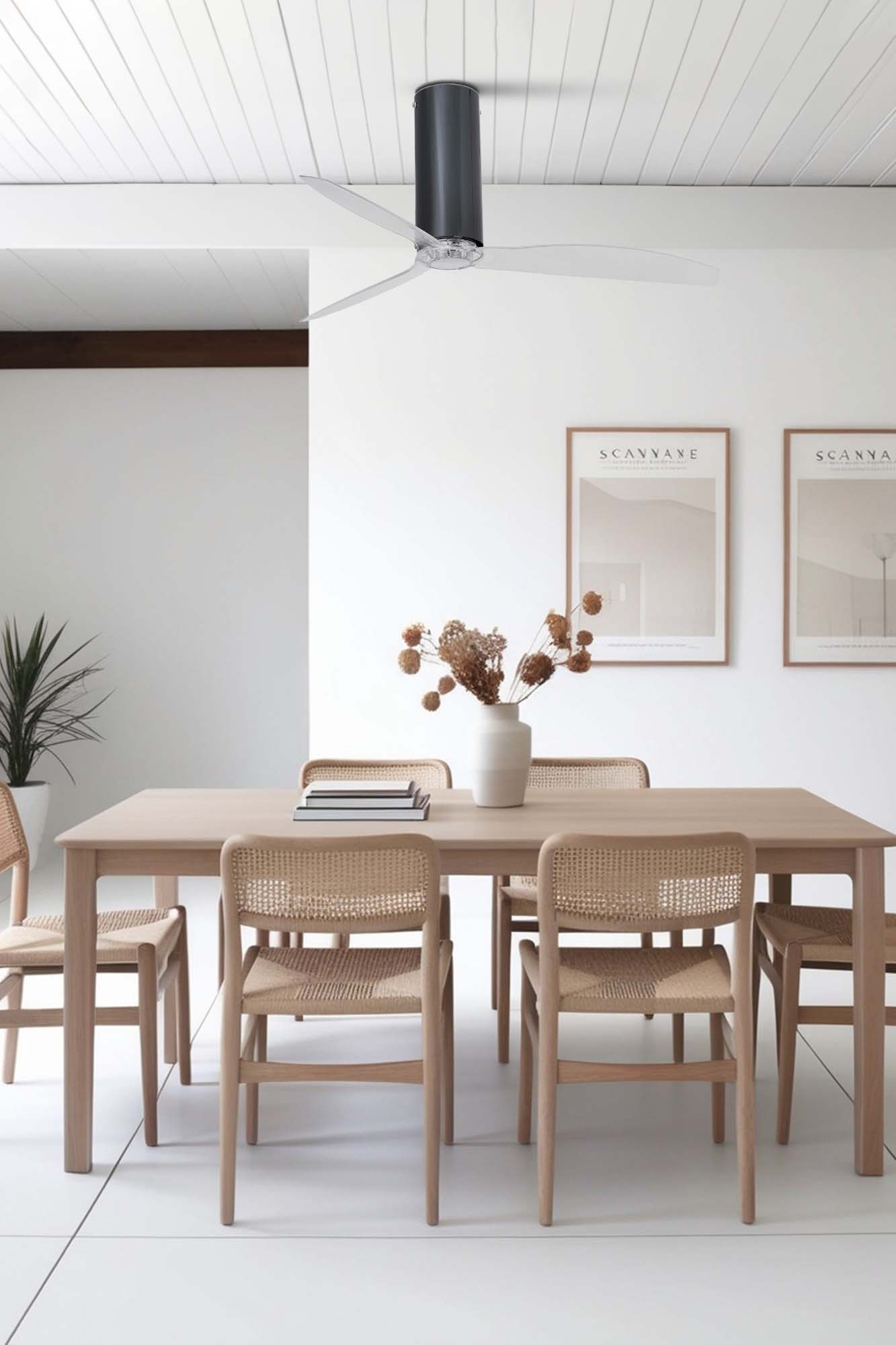 Ventilador de techo Tube Fan M WIZ en negro brillo, marca FARO modelo 32035WW, instalado en ambiente moderno con aspas transparentes, ventilación eficiente sin luz, motor DC silencioso, control remoto y función inversa.