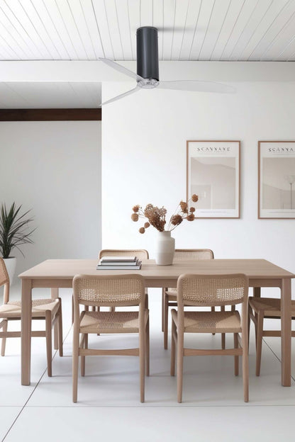 Ventilador de techo Tube Fan M WIZ en negro brillo, marca FARO modelo 32035WW, instalado en ambiente moderno con aspas transparentes, ventilación eficiente sin luz, motor DC silencioso, control remoto y función inversa.