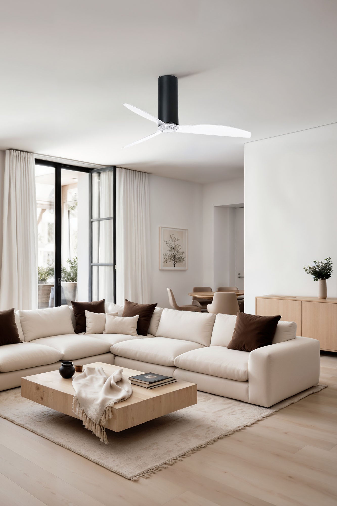 Ventilador de techo TUBE FAN M negro mate con aspas transparentes de FARO modelo 32036 en ambiente moderno de sala luminosa, ventilación eficiente sin luz integrada, motor DC silencioso con mando a distancia y función inversa para verano e invierno