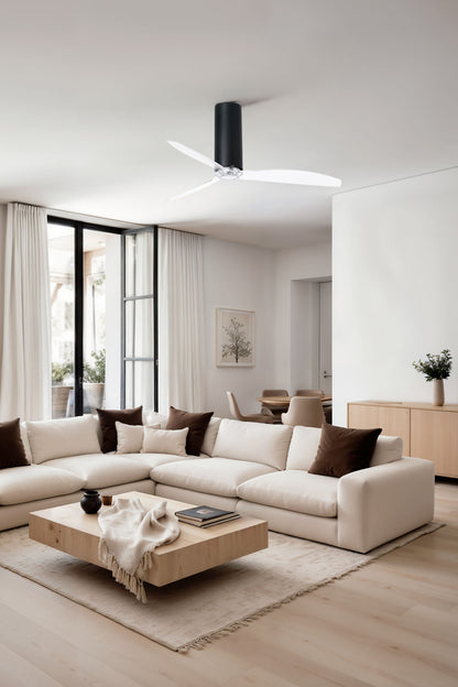 Ventilador de techo TUBE FAN M negro mate con aspas transparentes de FARO modelo 32036 en ambiente moderno de sala luminosa, ventilación eficiente sin luz integrada, motor DC silencioso con mando a distancia y función inversa para verano e invierno