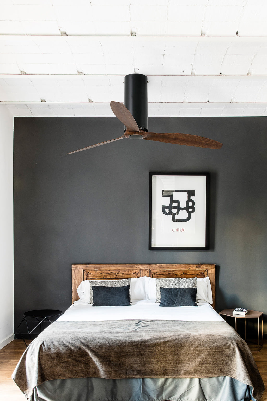 Ventilador de techo TUBE FAN M negro mate con aspas de nogal en ambiente moderno de salón, modelo FARO 32037, ventilación eficiente sin luz integrada, motor DC reversible con mando a distancia.