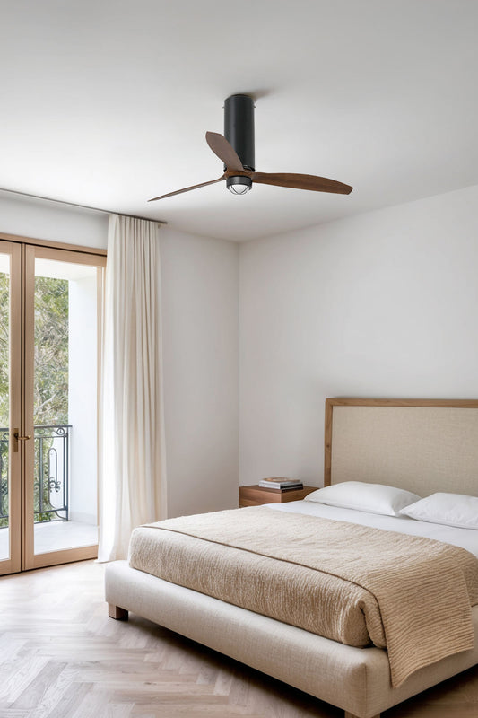 Ventilador de techo con luz LED Tube Fan M negro mate y nogal de FARO modelo 32037WW-10 en ambiente hogareño, ventilación silenciosa con motor DC y mando a distancia