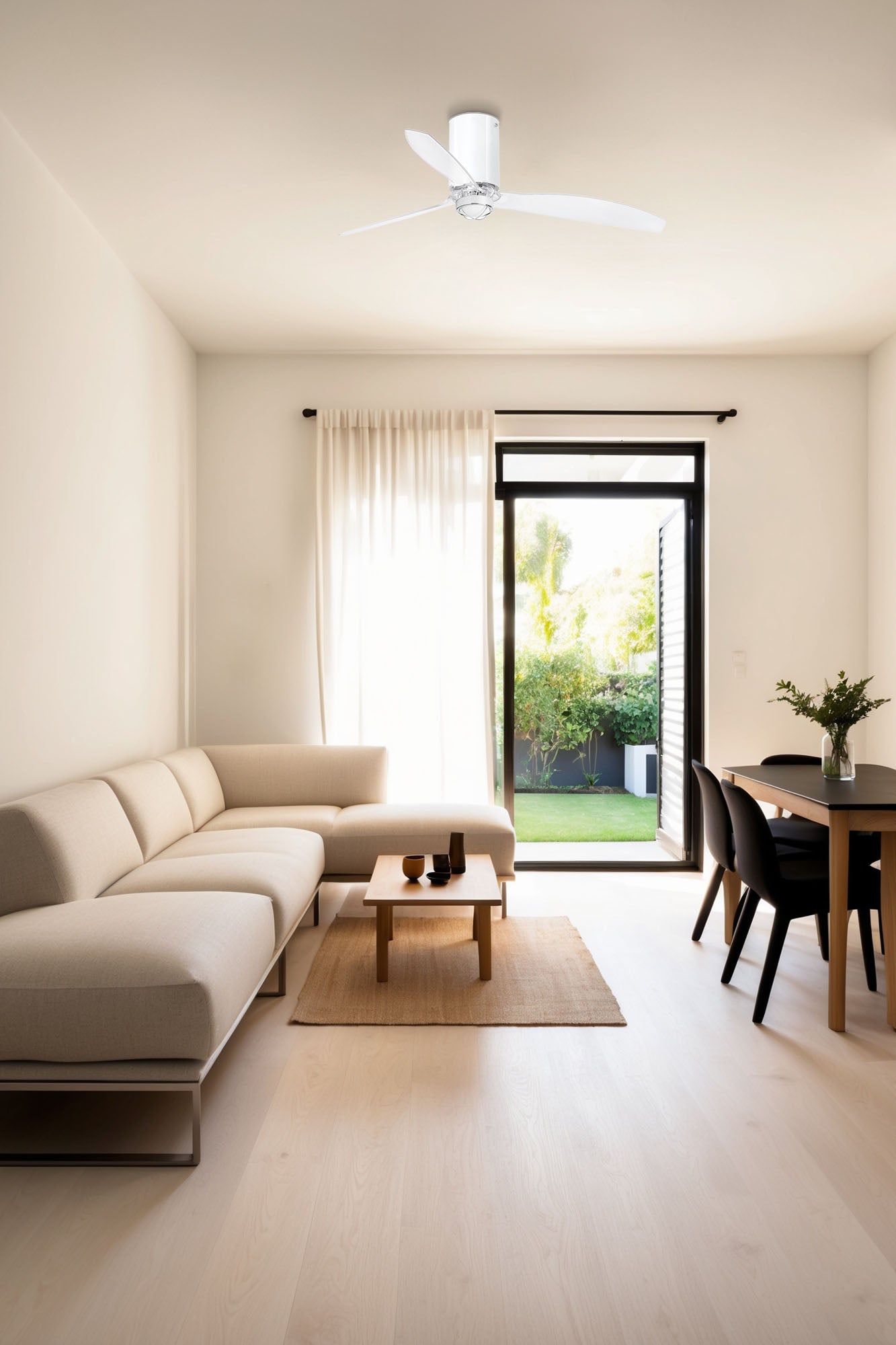 Ventilador de techo LED Mini Tube Fan M Blanco FARO 32038WW-9 en ambiente hogareño luminoso, con luz LED cálida 3000K, cristal transparente, ventilación de 6 velocidades y mando a distancia