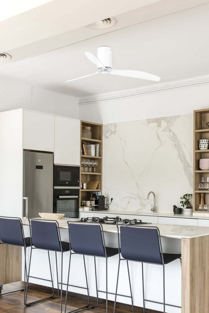 Ventilador de techo MINI TUBE FAN M blanco brillo y transparente FARO 32038WW, ventilación DC silenciosa instalada en ambiente hogareño u oficina moderna.