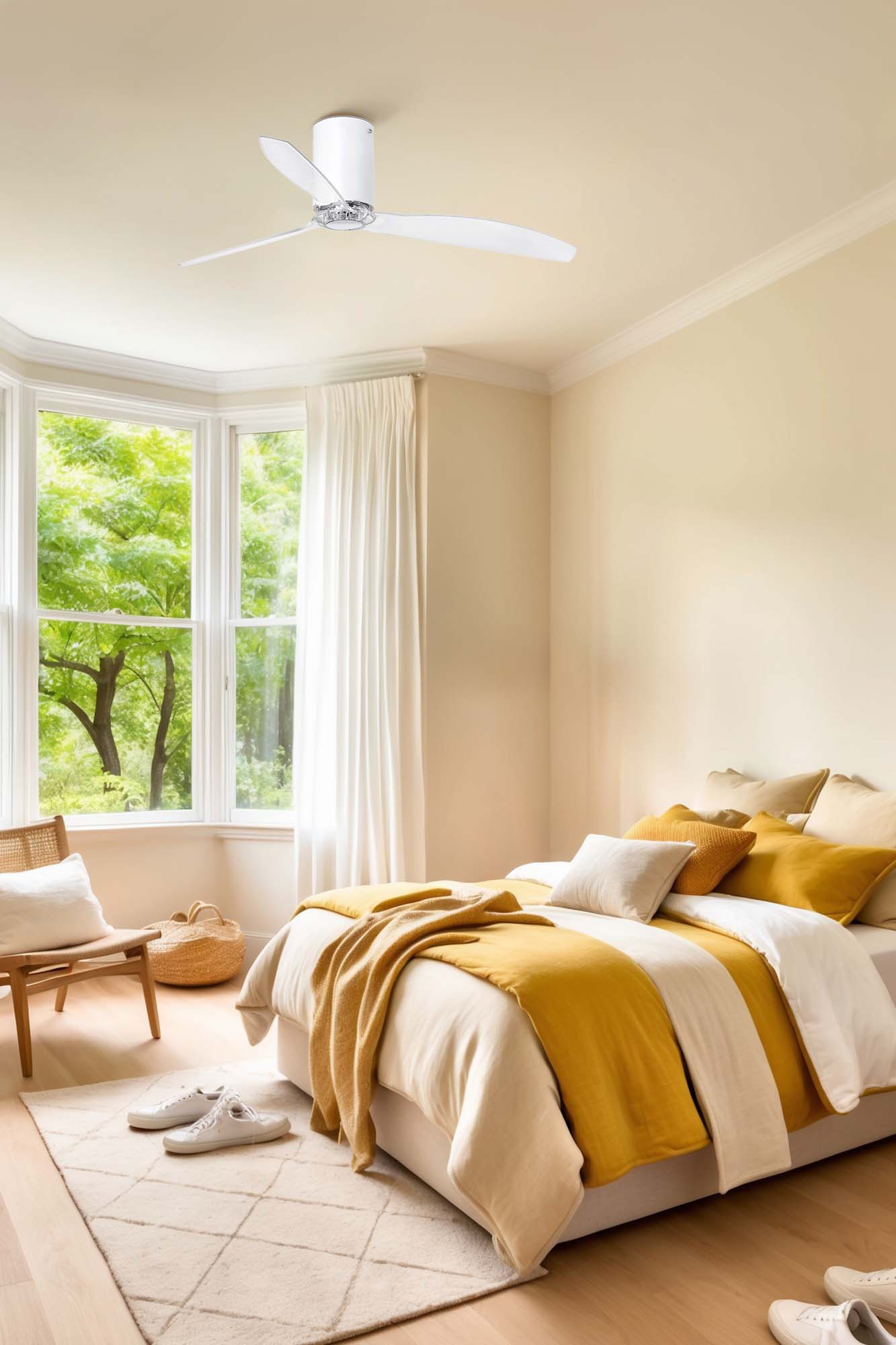 Ventilador de techo MINI TUBE FAN M blanco mate de FARO (modelo 32039) en ambiente de habitación mediana, con diseño tubular minimalista, motor DC eficiente, mando a distancia y función inversa para ventilación óptima sin luz integrada.