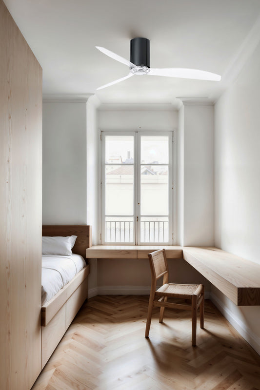 Ventilador de techo MINI TUBE FAN M en negro brillo y transparente de FARO (modelo 32040), imagen ambiente en sala de estar moderna con ventilación eficiente, motor DC silencioso, mando a distancia incluido, ideal para hogar en verano e invierno, diseño minimalista de la colección 3334 con alta eficiencia energética.