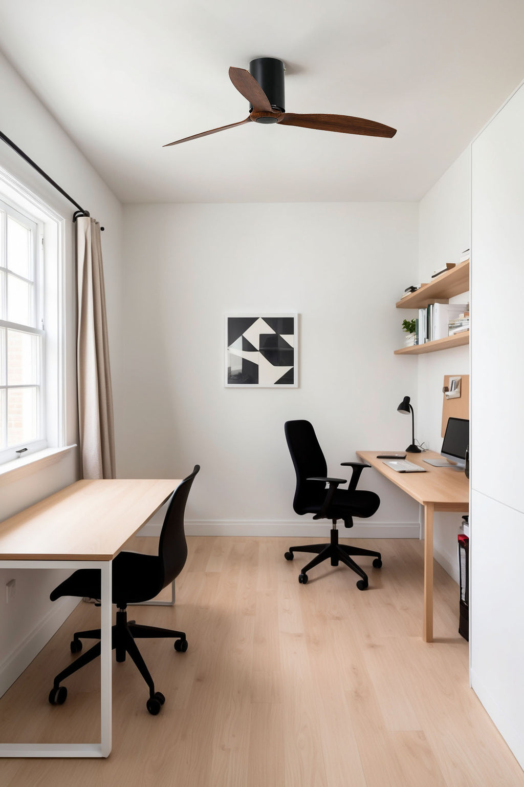 Ventilador de techo MINI TUBE FAN M en negro mate con aspas de nogal de FARO modelo 32042 en ambiente de habitación mediana, ventilación eficiente con motor DC de 6 velocidades y función inversa, diseño sin luz para espacios modernos