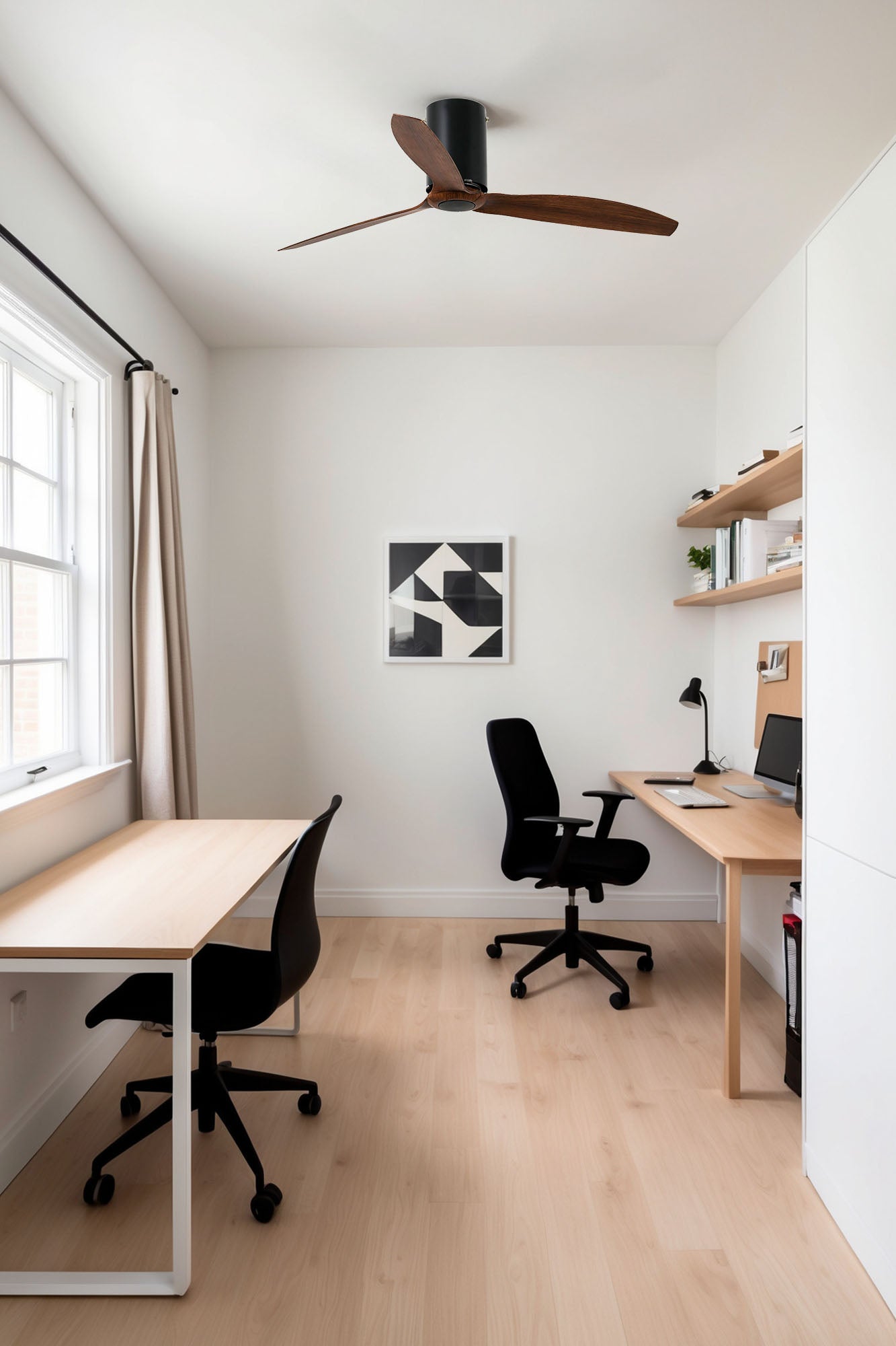 Ventilador de techo MINI TUBE FAN M en negro mate con aspas de nogal de FARO modelo 32042 en ambiente de habitación mediana, ventilación eficiente con motor DC de 6 velocidades y función inversa, diseño sin luz para espacios modernos