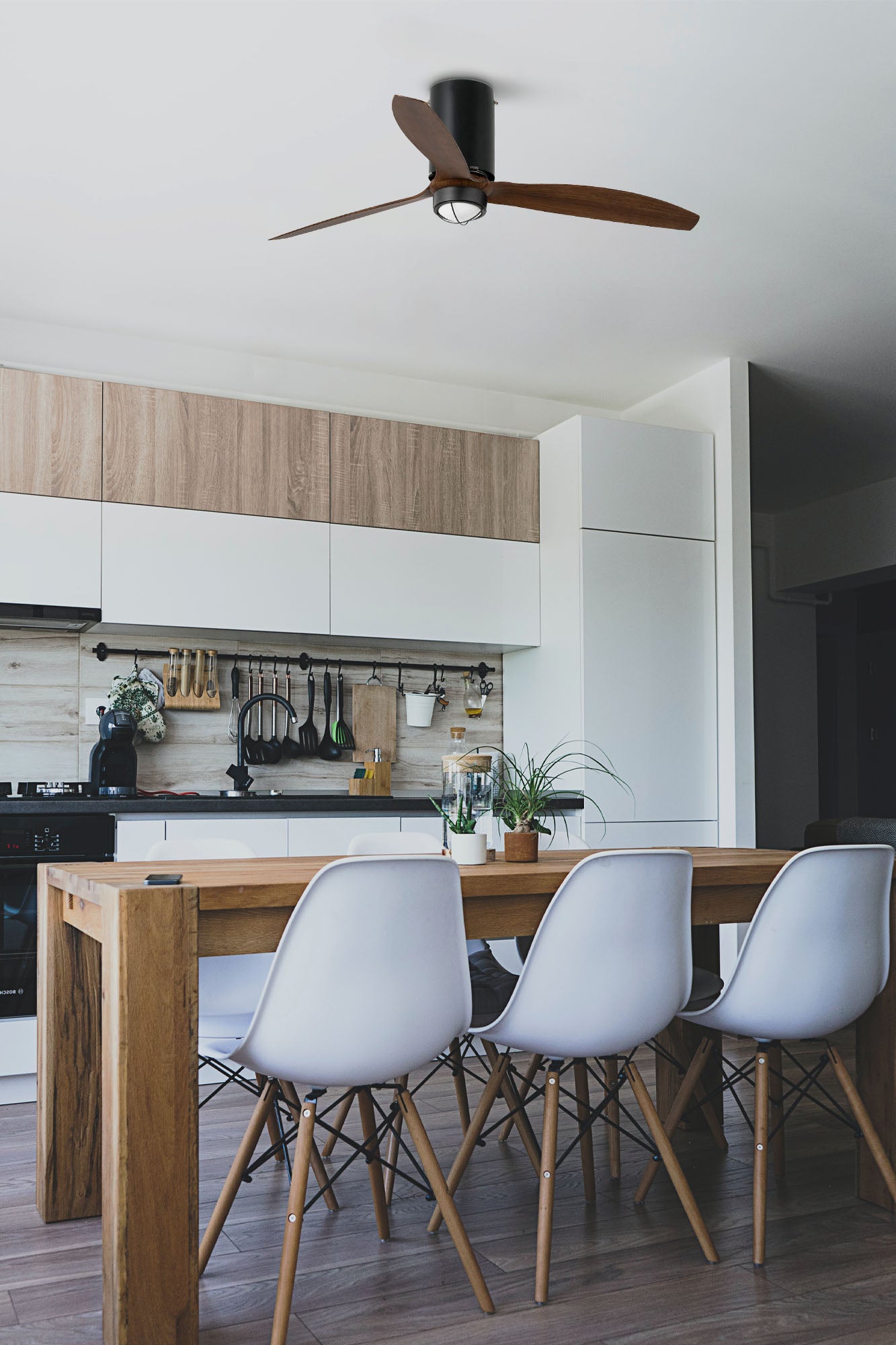 Ventilador de techo LED MINI TUBE FAN M en negro mate y nogal de FARO (32042WW-10) en ambiente hogareño moderno con ventilación eficiente, luz LED integrada, motor DC y mando a distancia.