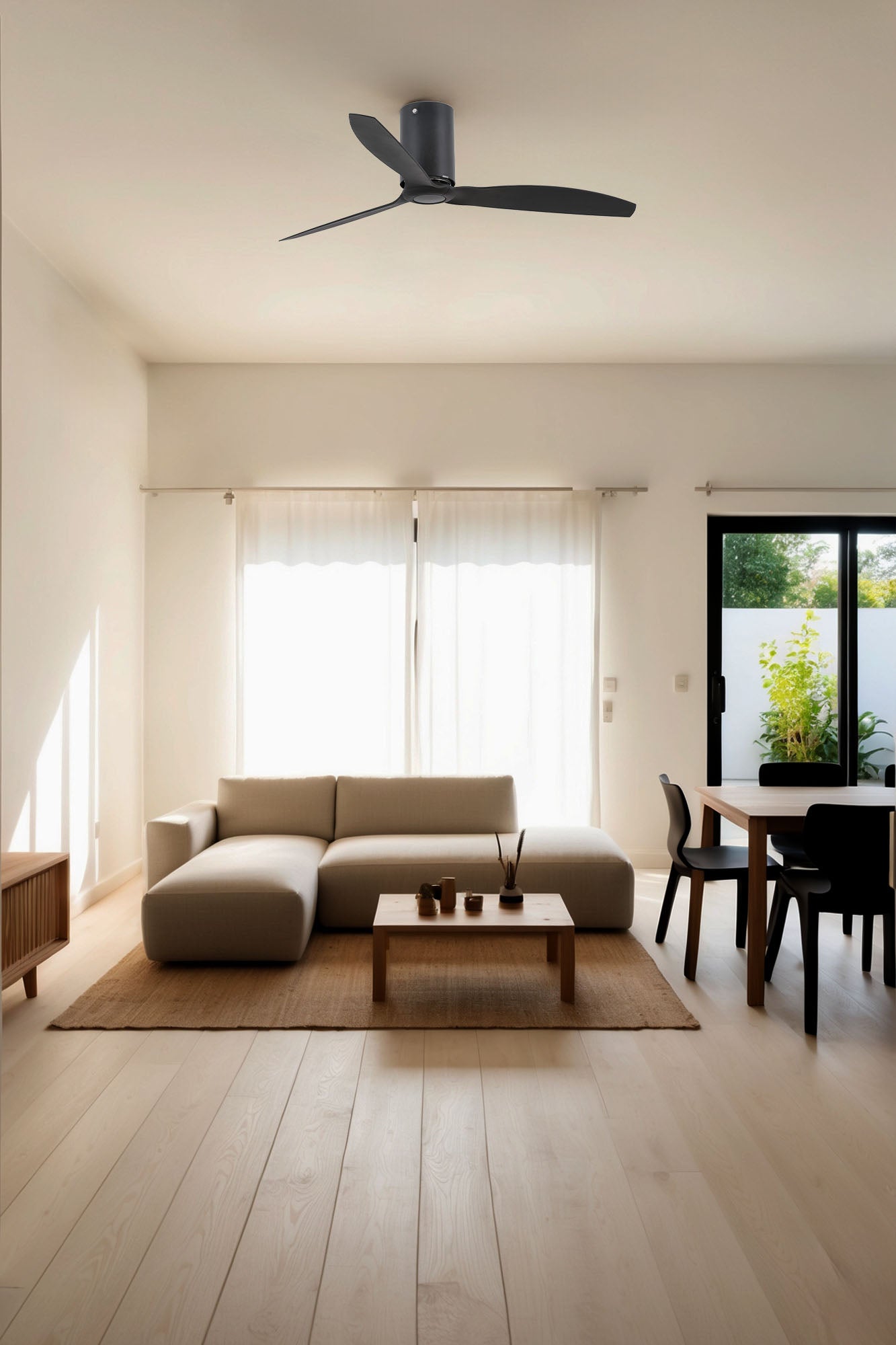 Ventilador de techo MINI TUBE FAN M Negro Mate FARO 32043WW en ambiente hogareño moderno, con motor DC de 6 velocidades, función inversa y bajo ruido para ventilación eficiente