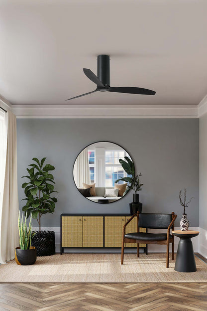 Ventilador de techo TUBE FAN M en negro mate de FARO modelo 32060, imagen ambiente en habitación mediana con motor DC, mando a distancia y función inversa para ventilación eficiente sin luz.