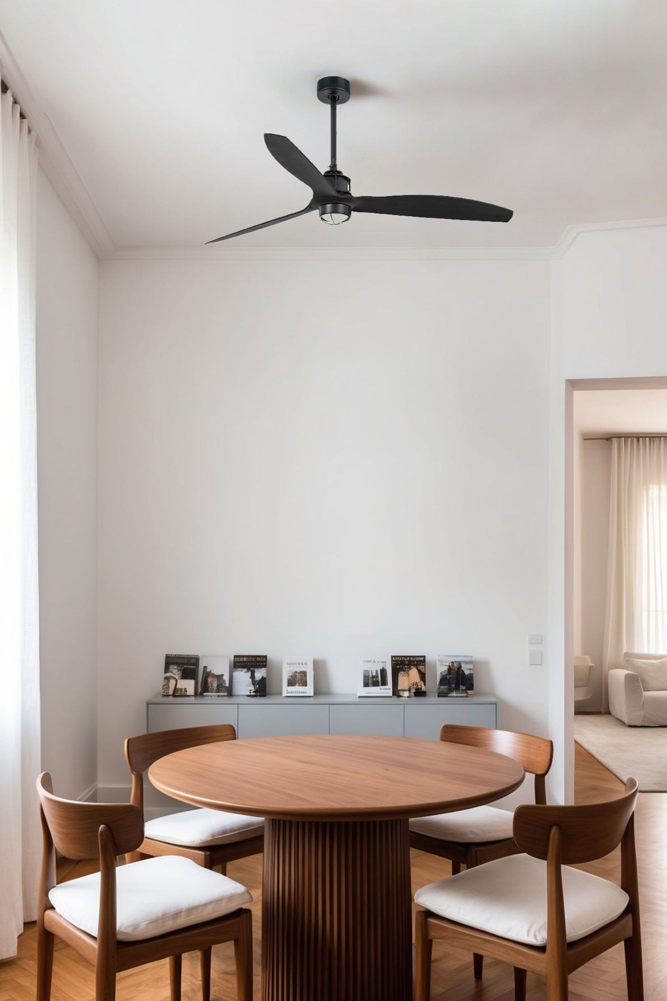 Ventilador de techo LED JUST FAN M negro mate FARO 32100WW-10 en ambiente hogareño, con luz LED integrada, motor DC inverso, ventilación smart WIZ y mando a distancia.