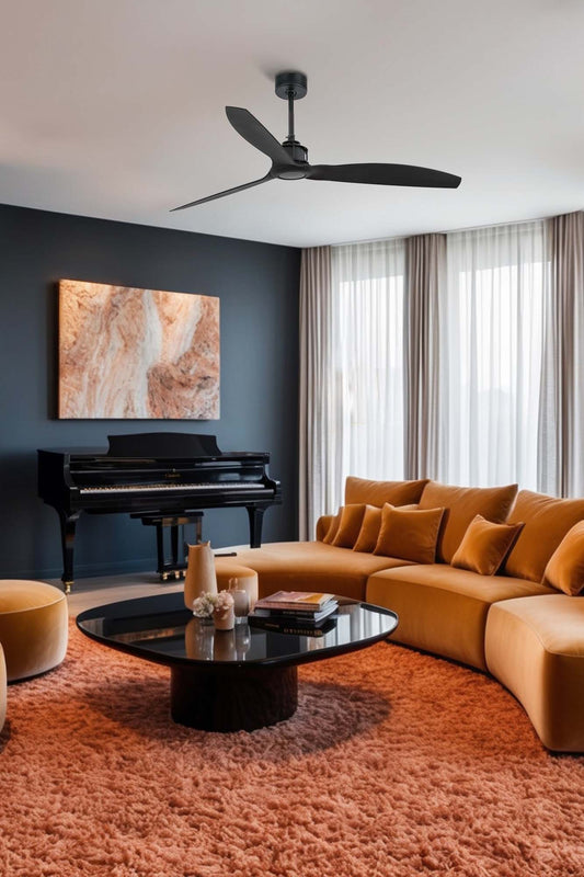 Ventilador de techo JUST FAN M negro mate de FARO modelo 32100WW instalado en ambiente moderno, con motor DC eficiente, mando a distancia, 6 velocidades, función inversa para invierno y apto para techos inclinados, sin luz integrada para ventilación óptima en el hogar