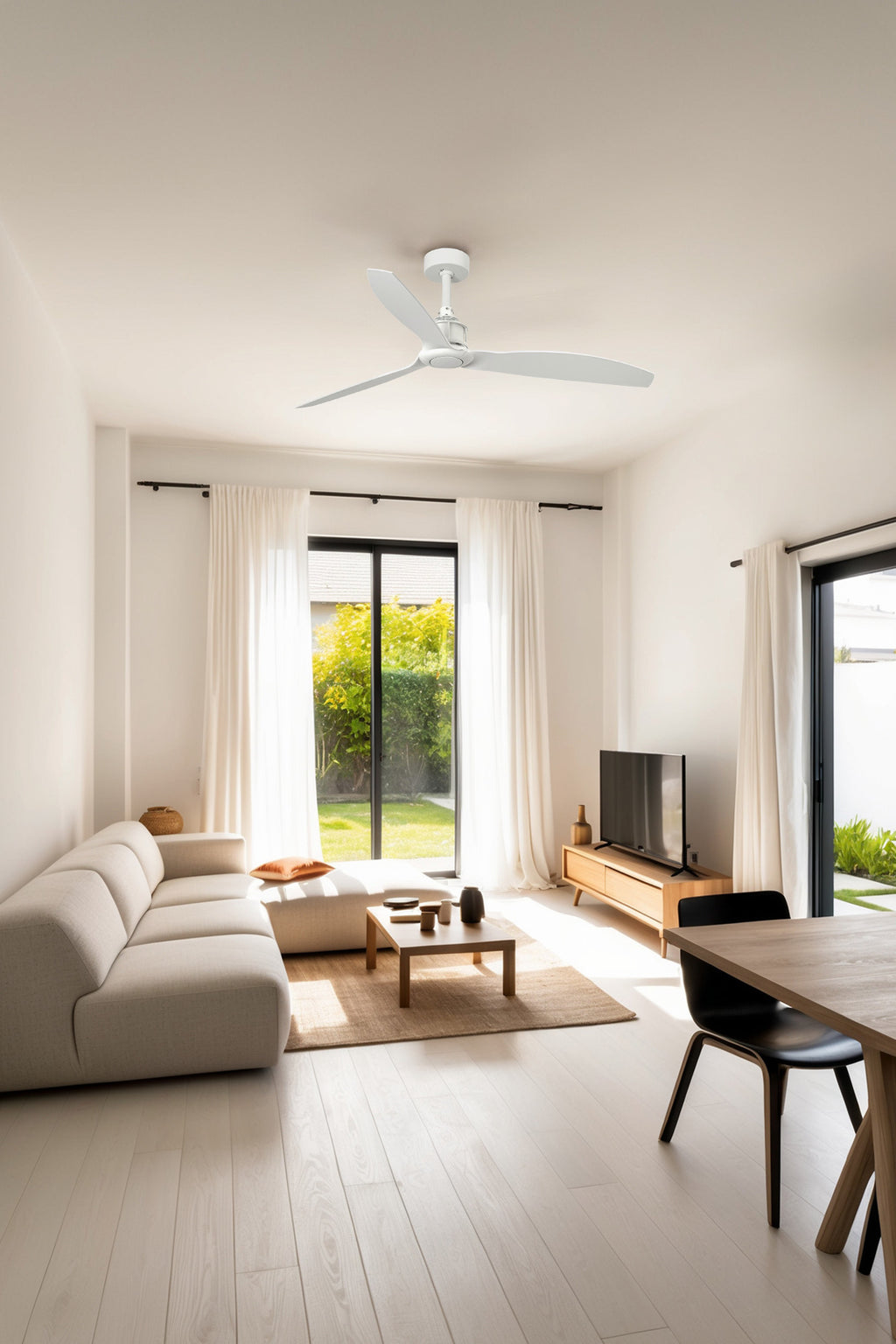 Ventilador de techo JUST FAN M blanco mate WIZ de FARO (modelo 32101WW) en ambiente de hogar u oficina, sin luz, motor DC, 6 velocidades, función inversa y mando a distancia para ventilación eficiente.