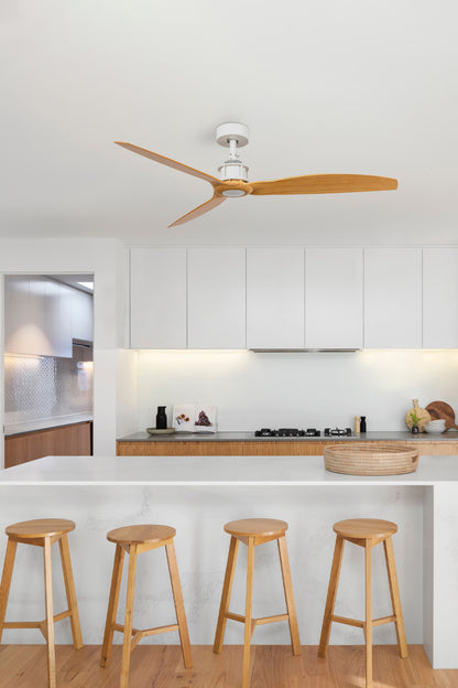 Ventilador de techo JUST FAN M blanco con madera clara de Faro, modelo 32110, en ambiente de sala de estar moderna con diseño industrial, motor DC eficiente y bajo consumo para ventilación doméstica sin luz integrada.