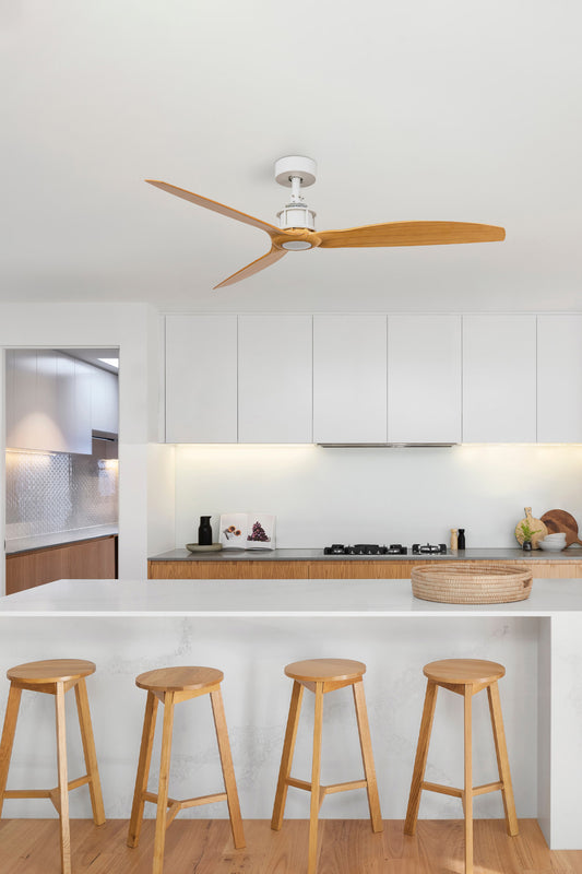 Ventilador de techo JUST FAN M blanco con madera clara de Faro, modelo 32110, en ambiente de sala de estar moderna con diseño industrial, motor DC eficiente y bajo consumo para ventilación doméstica sin luz integrada.