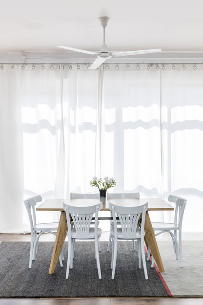 Ventilador de techo INDUS L blanco de FARO serie 59 en ambiente de habitación grande, diseño moderno en acero sin luz integrada, 5 velocidades con regulador incluido para ventilación eficiente