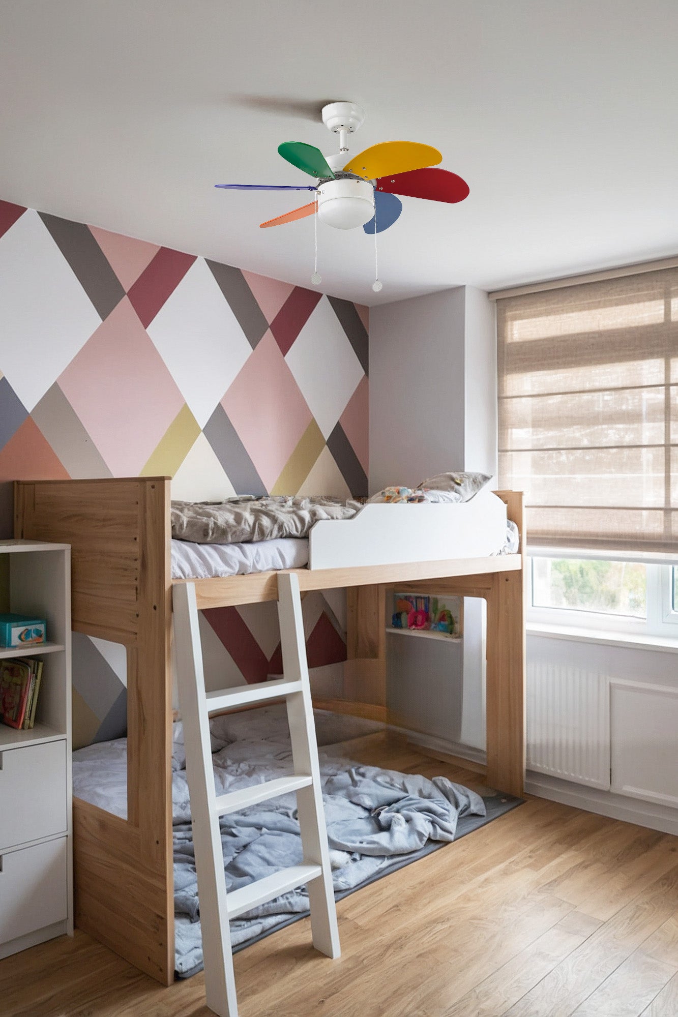 Ventilador de techo PALAO S multicolor con luz LED integrada, modelo 33179-110 de FARO en la Colección 35, diseño en acero y MDF para habitaciones pequeñas y techos inclinados, vista ambiente en sala luminosa con ventilación eficiente.