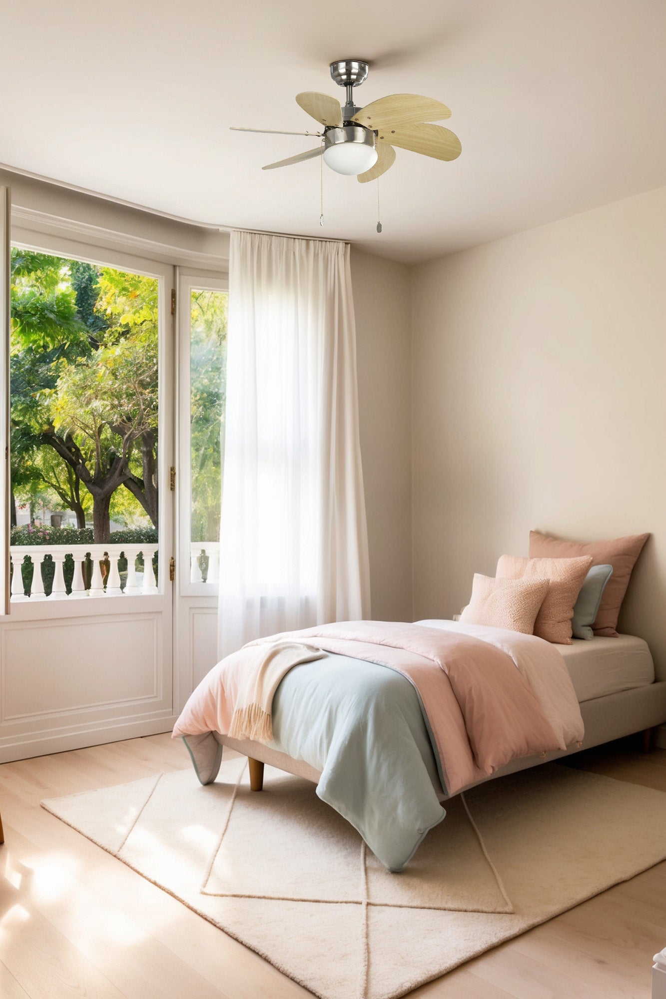 Ventilador de techo con luz PALAO S en níquel mate y arce de FARO, modelo 33183-110, en ambiente moderno de dormitorio con techos inclinados, ventilación eficiente para espacios contemporáneos, Colección 35.