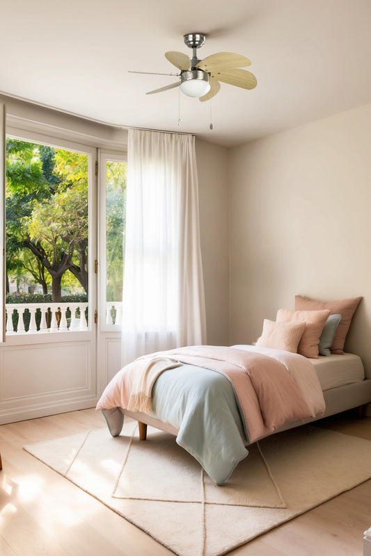 Ventilador de techo con luz PALAO S en níquel mate y arce de FARO, modelo 33183-110, en ambiente moderno de dormitorio con techos inclinados, ventilación eficiente para espacios contemporáneos, Colección 35.