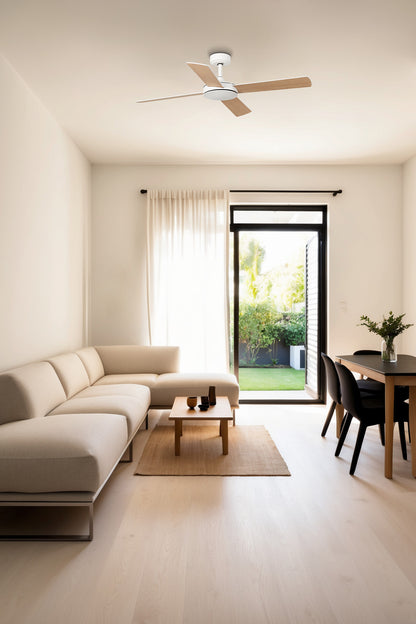 Ventilador de techo Mallorca L blanco y arce TUYA de Faro en ambiente luminoso, motor DC sin luz, palas reversibles y mando a distancia inteligente