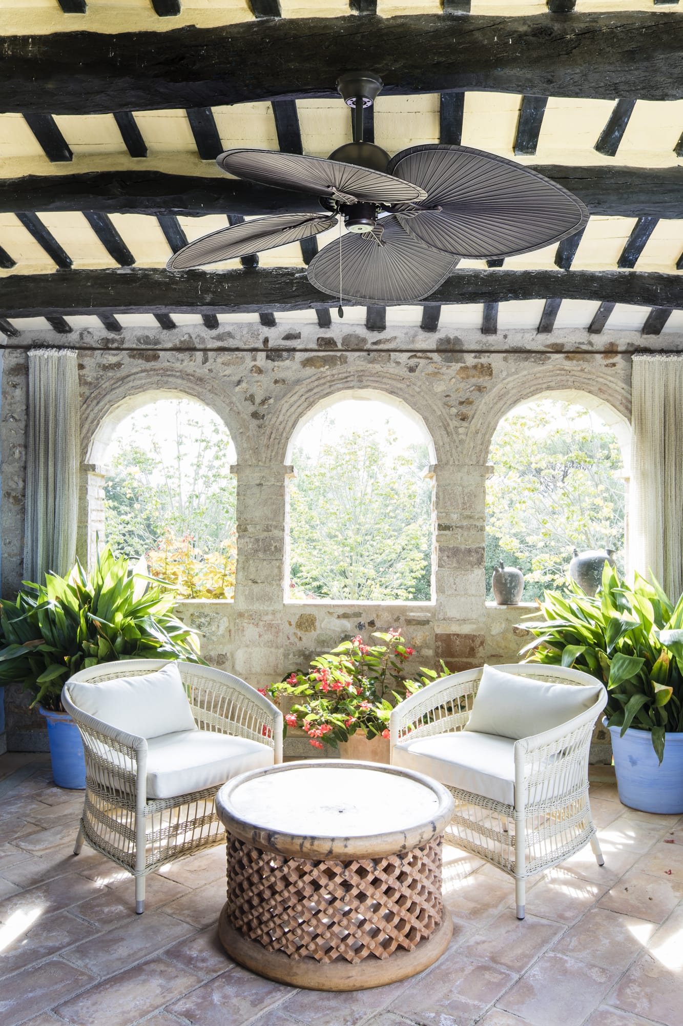 Ventilador de techo Cuba L marrón modelo 33352 de FARO en ambiente de habitación grande con techos inclinados, ventilación eficiente sin luz integrada, 3 velocidades y función inversa para verano e invierno