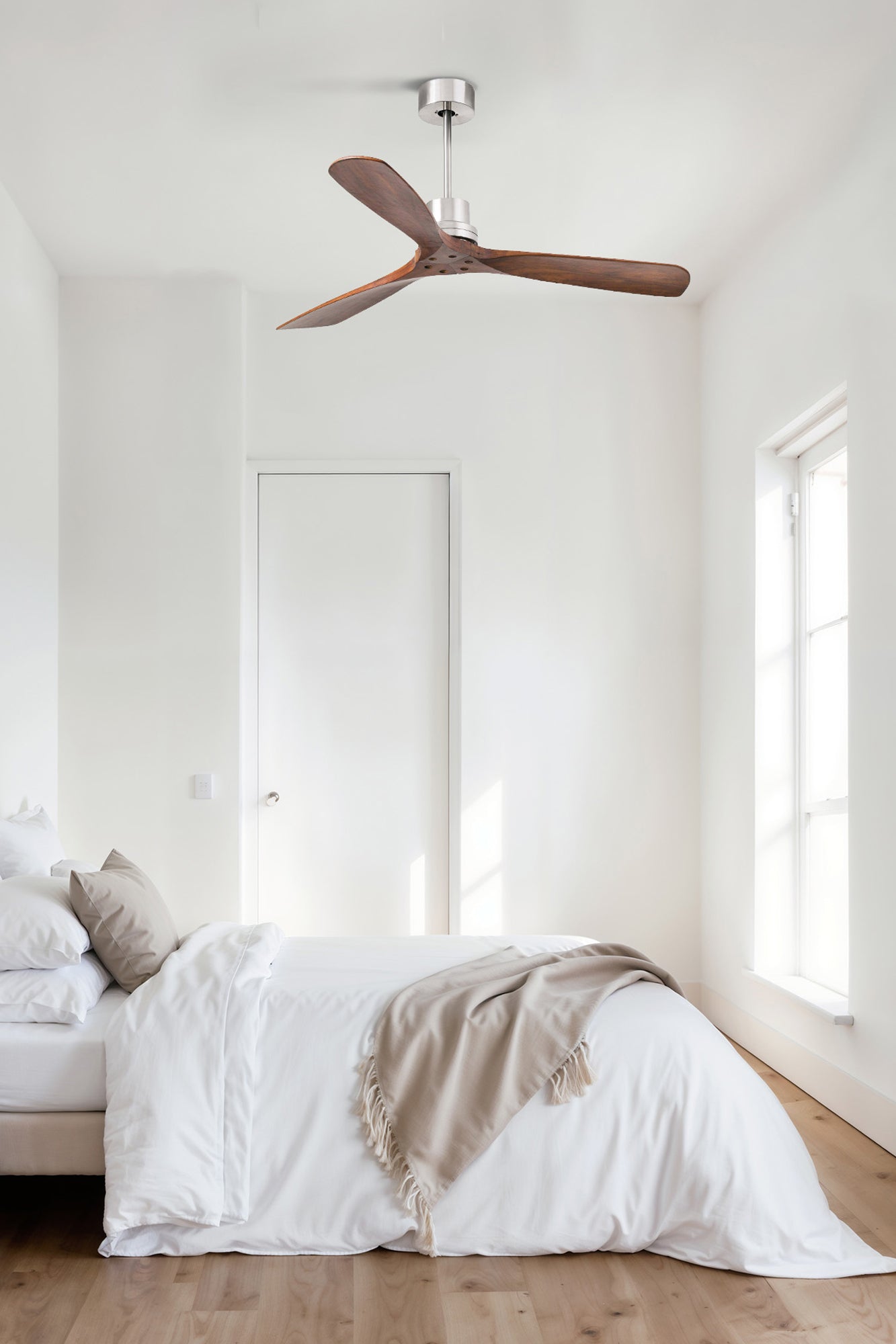 Ventilador de techo LANTAU L en níquel mate y nogal de FARO modelo 33370DC en ambiente moderno de sala, con motor DC eficiente, aspas de madera de pino, mando a distancia y modo inverso para ventilación óptima sin luz integrada.