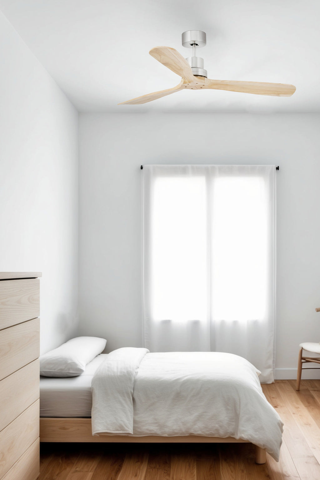 Ventilador de techo Lantau L en níquel mate y pino FSC sostenible, modelo 33373DC de Faro, en ambiente acogedor con motor DC eficiente, mando a distancia y modo inverso para ventilación óptima sin luz integrada