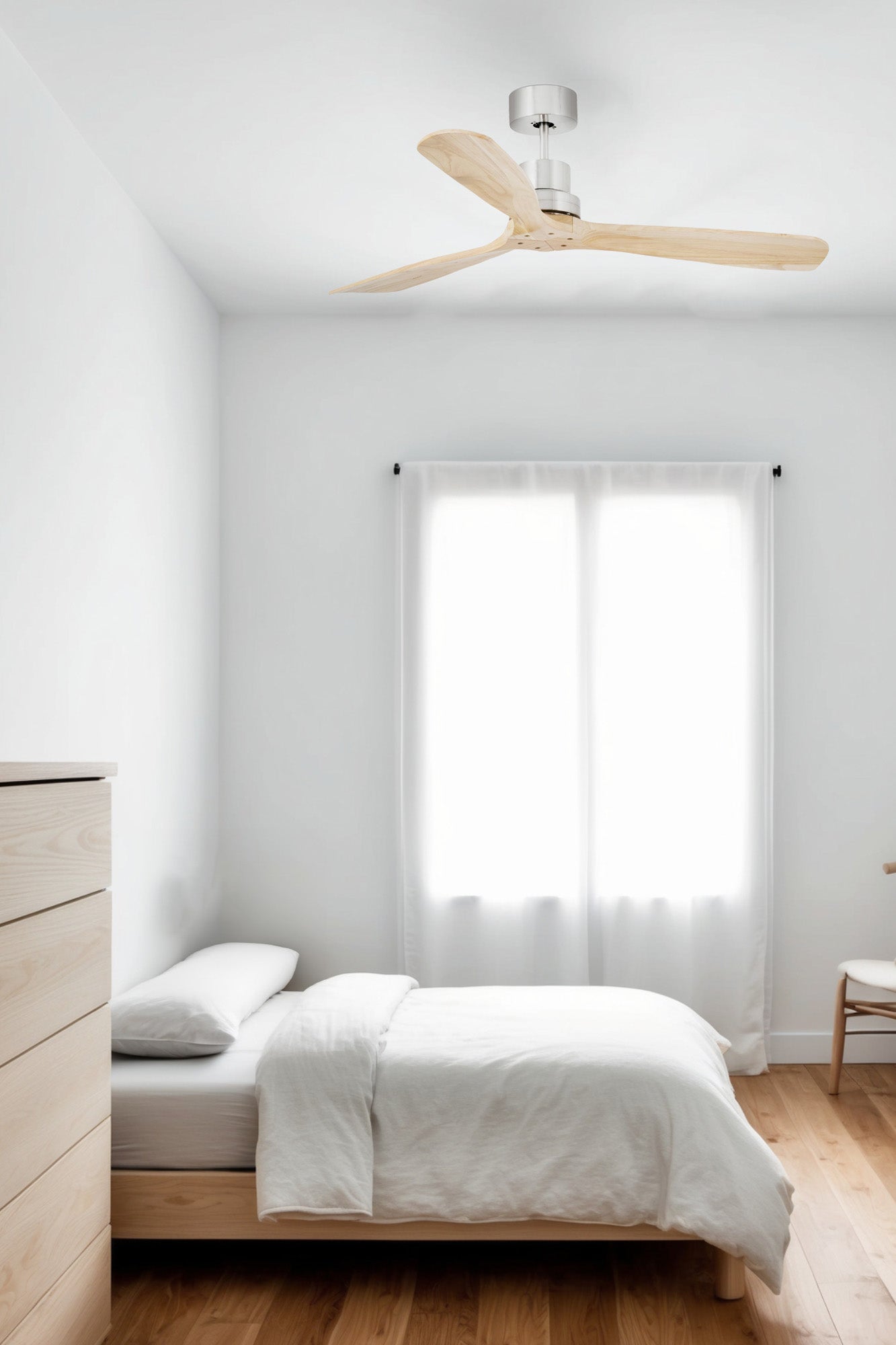 Ventilador de techo Lantau L en níquel mate y pino FSC sostenible, modelo 33373DC de Faro, en ambiente acogedor con motor DC eficiente, mando a distancia y modo inverso para ventilación óptima sin luz integrada