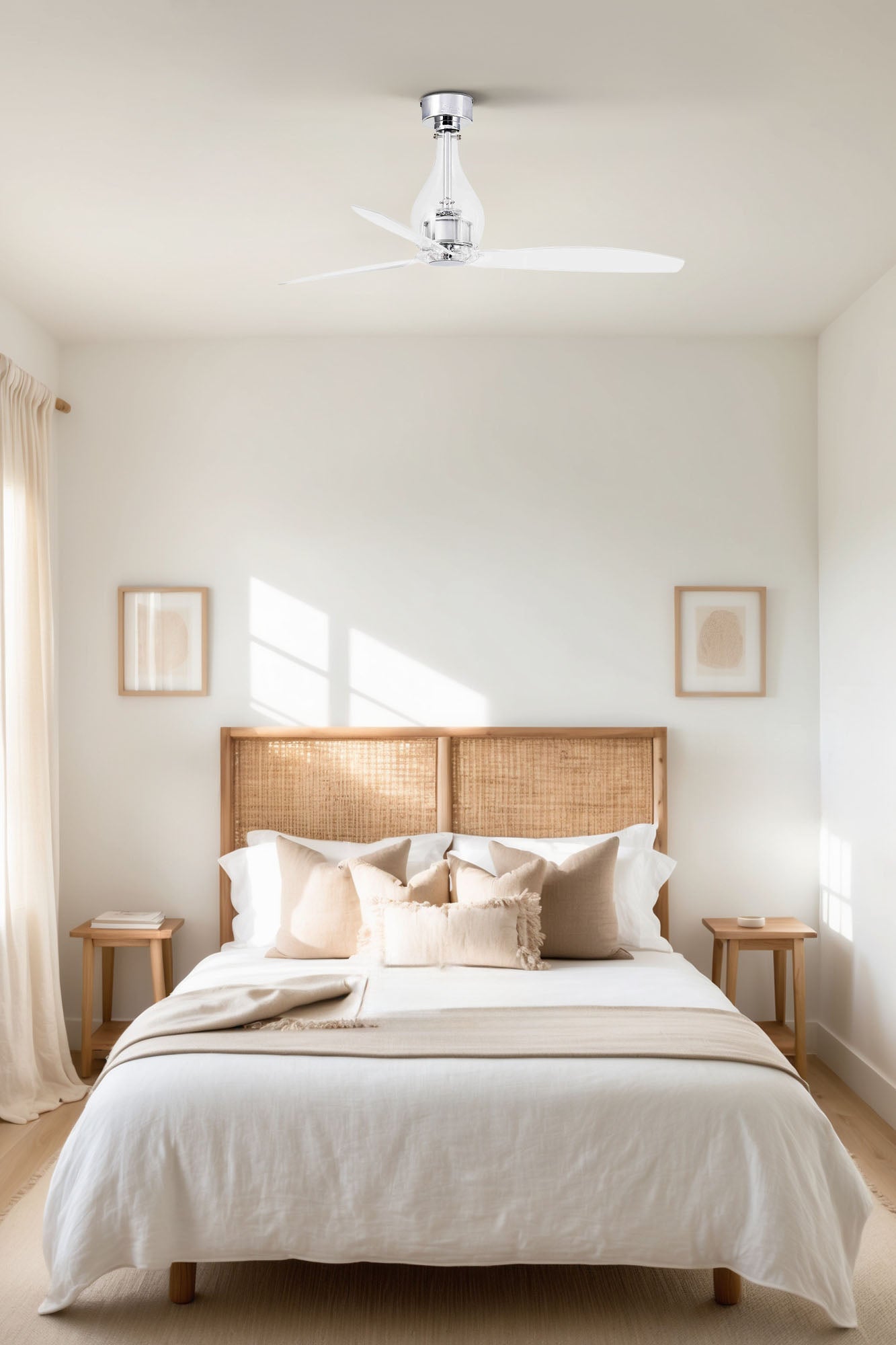 Ventilador de techo MINI ETERFAN M transparente de FARO modelo 33382 en ambiente de sala luminosa, diseño moderno con aspas de cristal y acero inoxidable para espacios medianos, ventilación eficiente con motor DC, mando a distancia y función inversa para confort todo el año.