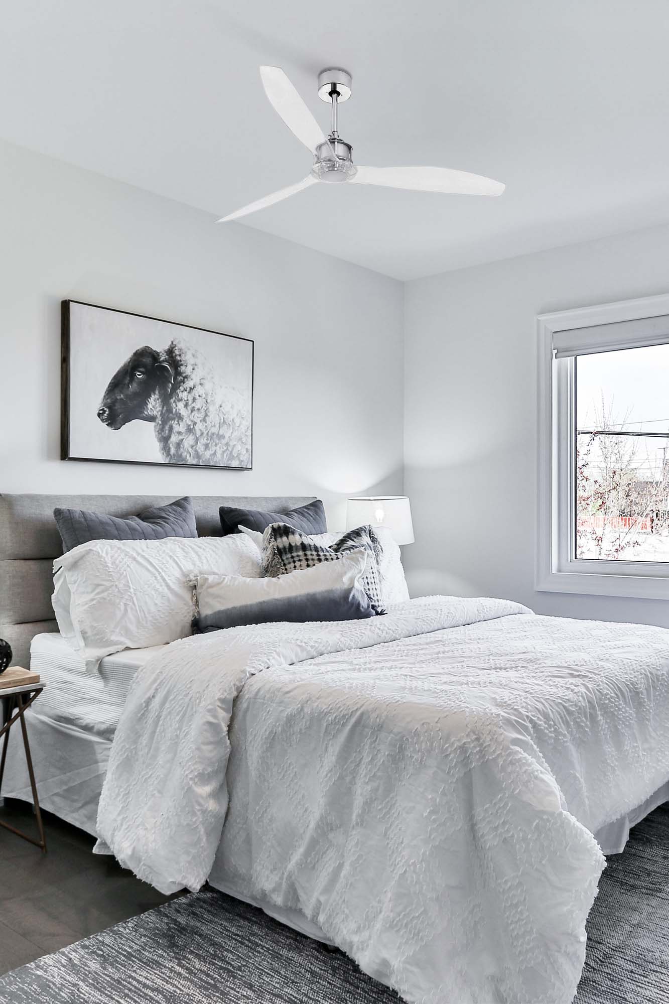 Ventilador de techo JUST FAN M en acabado cromo de FARO, modelo 33394 de la colección 3388, en imagen de ambiente moderno e industrial con motor DC eficiente, función inversa para ventilación invernal y diseño sin luz integrada.