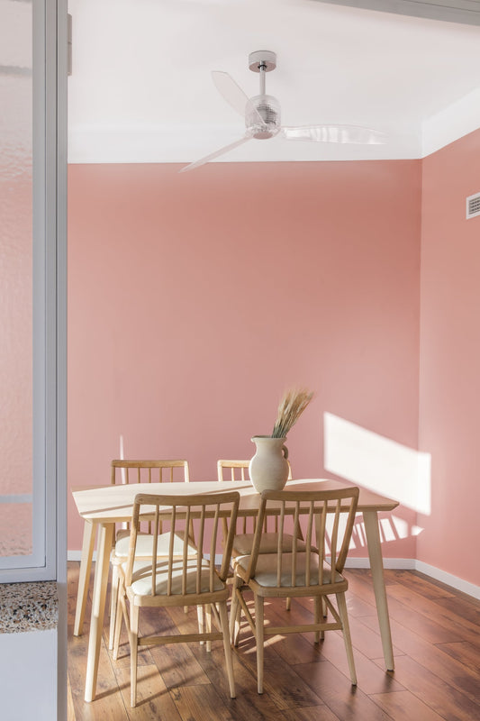 Ventilador de techo DECO FAN M en acabado cromo plateado de FARO modelo 33394D, diseño industrial moderno sin luz integrada, motor DC eficiente de bajo consumo para ventilación óptima en interiores, con mando a distancia incluido, imagen ambiente en sala contemporánea.