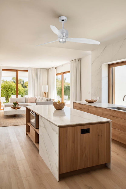 Ventilador LED Deco Fan M Cromo WIZ FARO 33394DWW-9 en ambiente hogareño, con luz LED integrada, motor DC eficiente, mando a distancia, inversión de aire y acabado cromo para ventilación en techo.