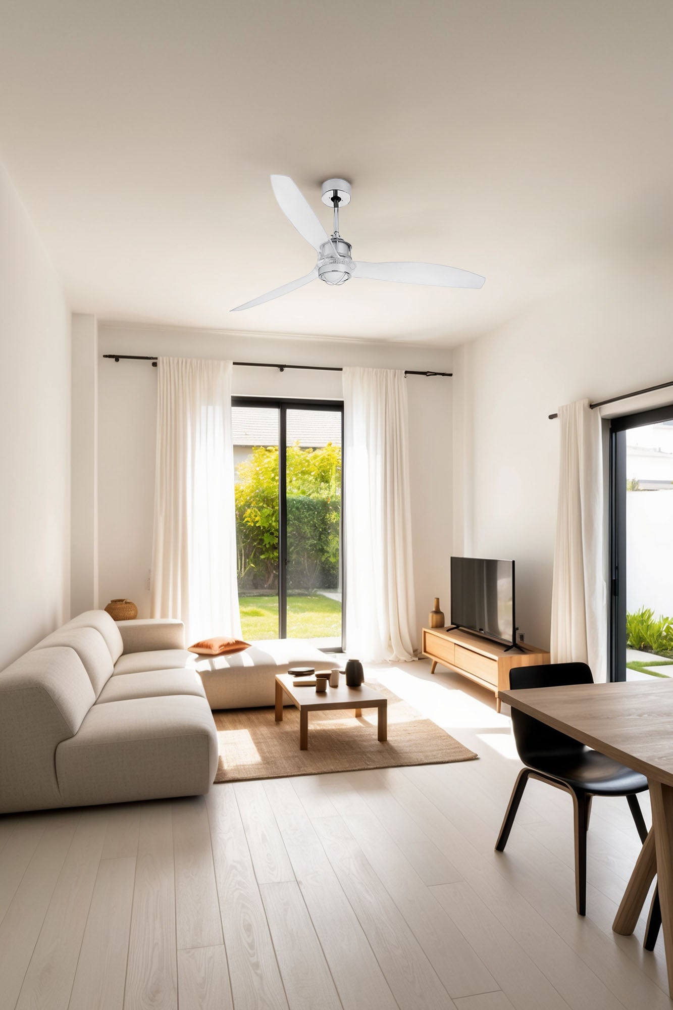 Ventilador con luz LED Just Fan M Cromo WIZ de FARO (33394WW-9) en ambiente de hogar moderno, techo ventilado con motor DC, iluminación integrada y mando a distancia.