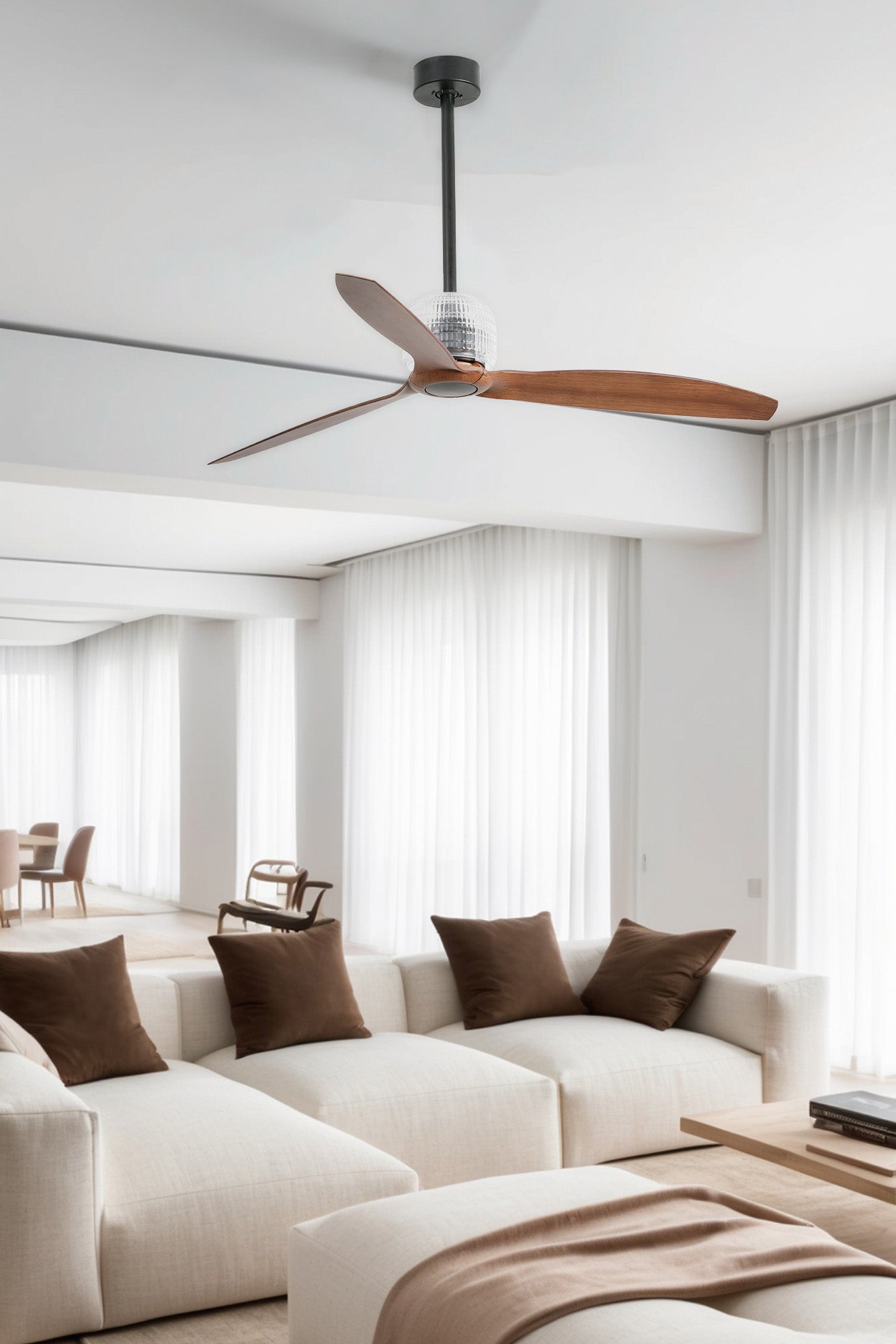 Ventilador de techo DECO FAN M en negro y nogal de FARO modelo 33395D en ambiente interior acogedor, con aspas de madera y acero ABS, motor DC eficiente, mando a distancia y función inversa para ventilación óptima.