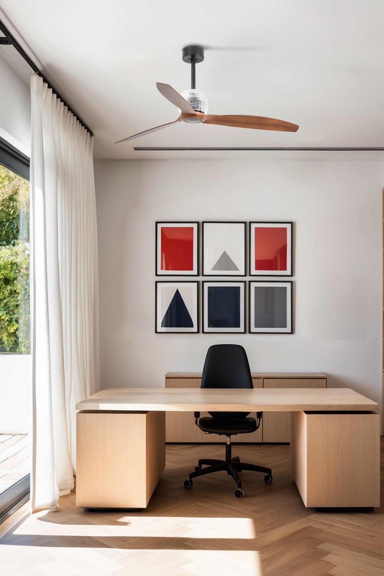 Ventilador de techo DECO FAN M en negro mate y nogal de FARO modelo 33395DWW, diseño moderno con motor DC, mando a distancia y función inversa, instalado en ambiente hogareño con ventilación eficiente.