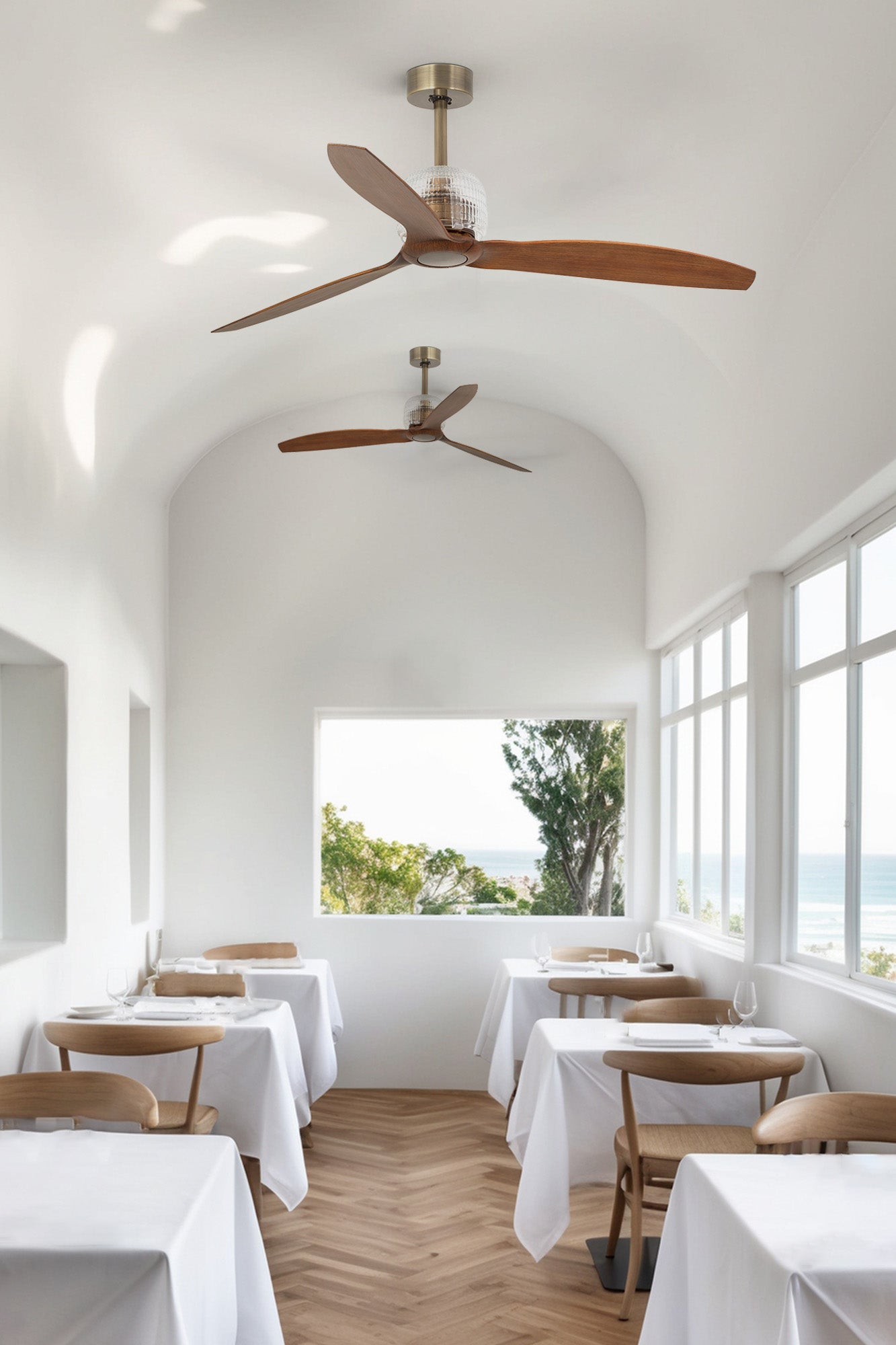 Ventilador de techo DECO FAN M en oro y nogal de FARO (modelo 33398D), imagen ambiente en salón moderno con diseño industrial, motor DC eficiente de bajo consumo, ventilación para hogar con mando a distancia incluido, colección 3401.