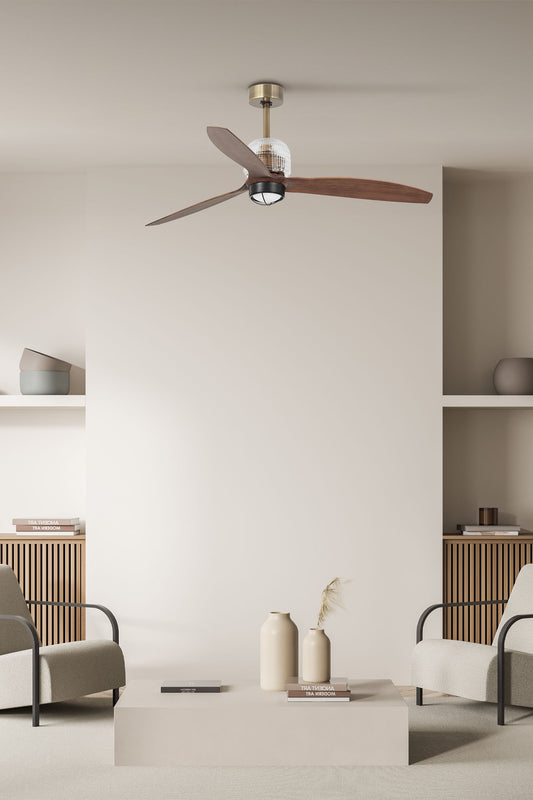 Ventilador de techo LED Deco Fan M en oro viejo y nogal de FARO modelo 33398DWW-10 en ambiente acogedor con motor DC, iluminación integrada, ventilación WIZ y mando a distancia