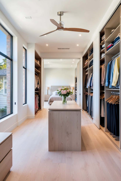 Ventilador de techo DECO FAN M en oro viejo y nogal de FARO modelo 33398DWW instalado en ambiente hogareño interior, con ventilación eficiente, mando a distancia, motor DC y sin luz integrada.