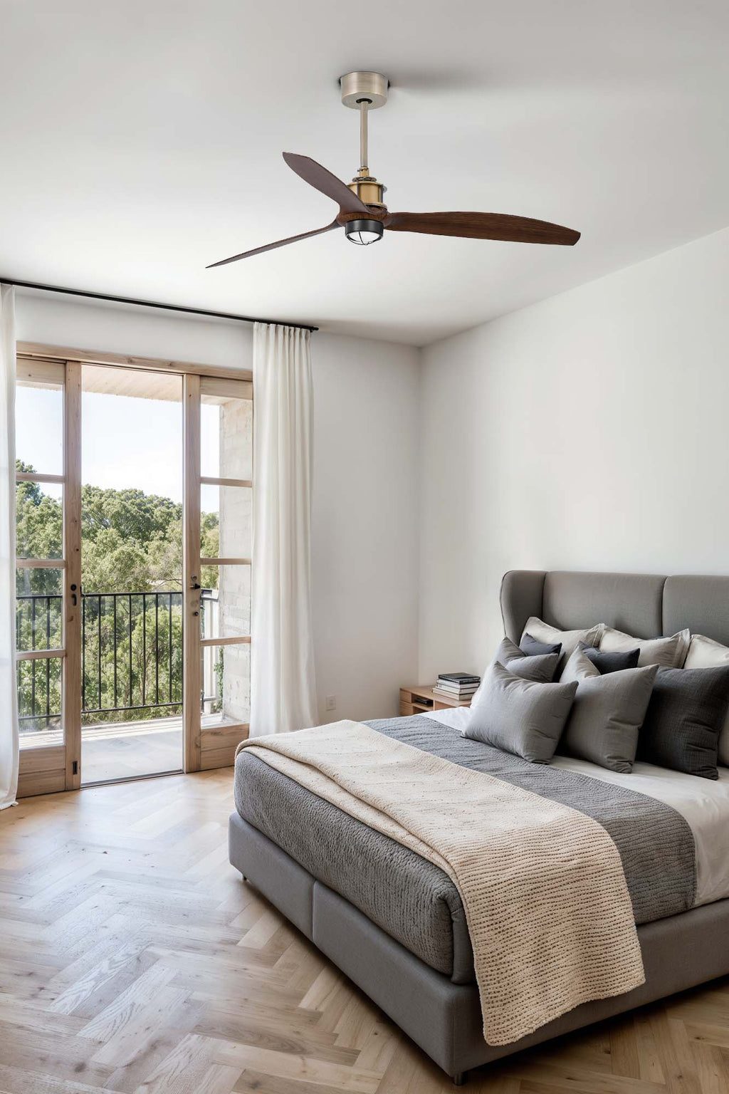 Ambiente con ventilador de techo JUST FAN M con luz LED integrada, acabado en oro viejo y nogal, modelo FARO 33398WW-10, motor DC eficiente, mando a distancia y función reversible para ventilación óptima.