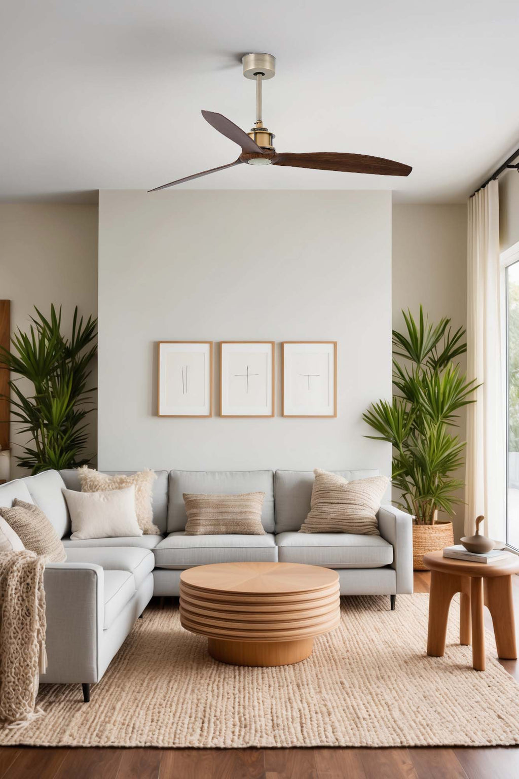 Ventilador de techo JUST FAN M en oro viejo y nogal de FARO modelo 33398WW, con motor DC, 6 velocidades y mando a distancia, sin luz, en ambiente hogareño ventilado.