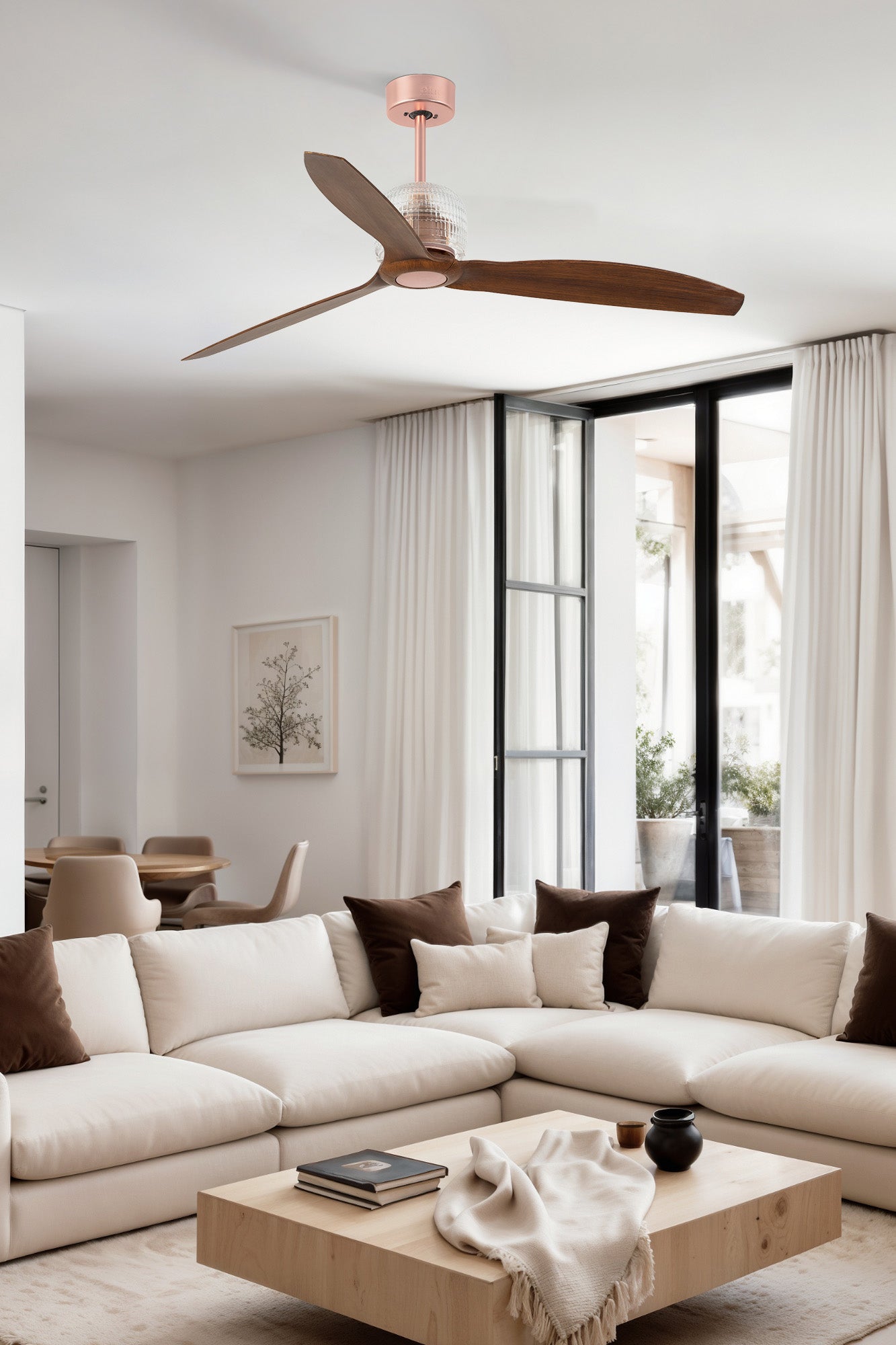 Ventilador de techo DECO FAN M en cobre y nogal de FARO modelo 33399D, imagen ambiente en habitación industrial moderna con ventilación eficiente, bajo consumo, motor DC, mando a distancia y función inversa.