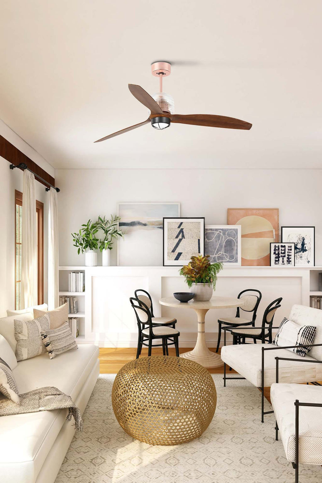 Ventilador de techo LED DECO FAN M en cobre y nogal de FARO modelo 33399DWW-10, con luz integrada, motor DC y mando a distancia, en ambiente hogareño con techos inclinados para ventilación eficiente.