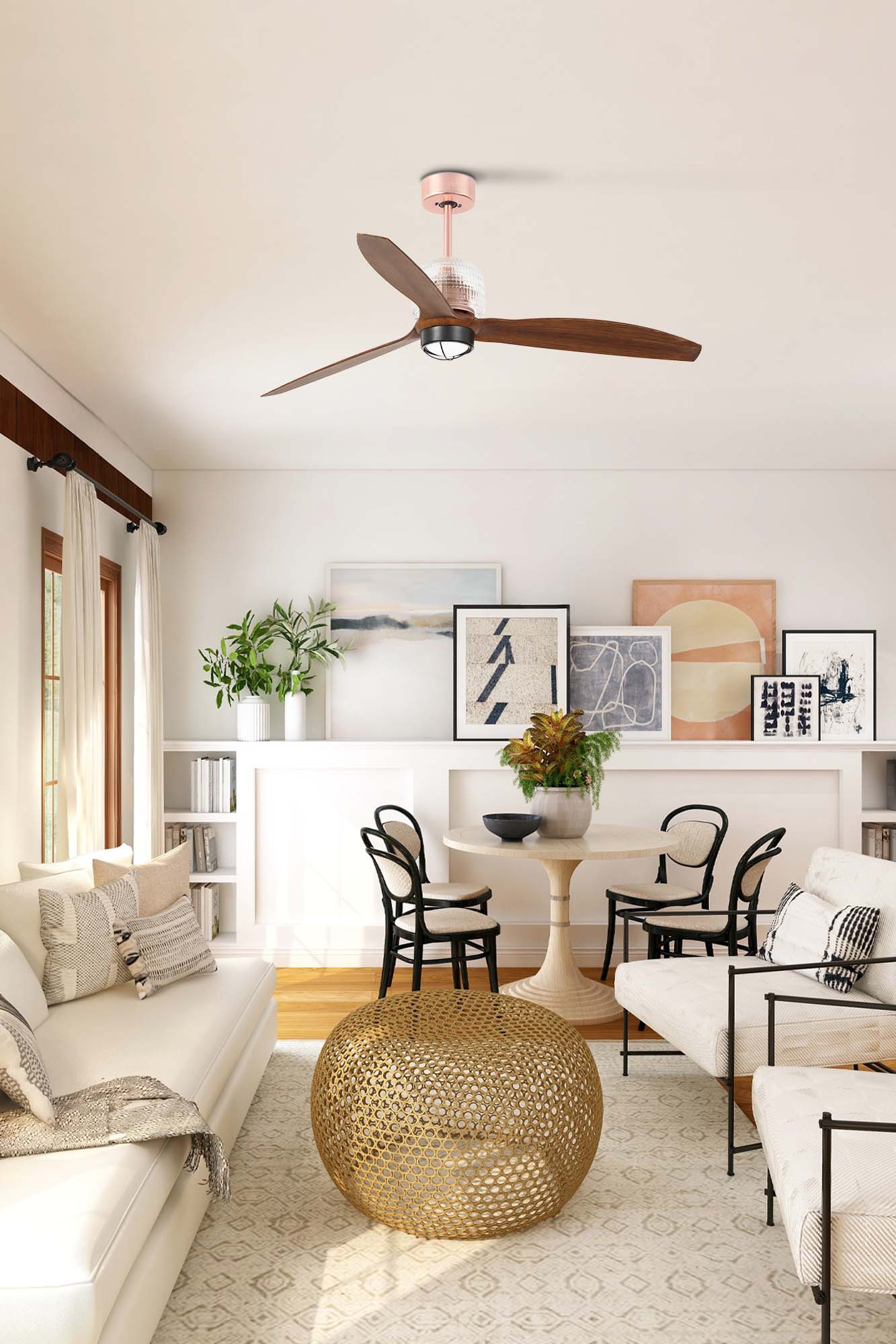 Ventilador de techo LED DECO FAN M en cobre y nogal de FARO modelo 33399DWW-10, con luz integrada, motor DC y mando a distancia, en ambiente hogareño con techos inclinados para ventilación eficiente.