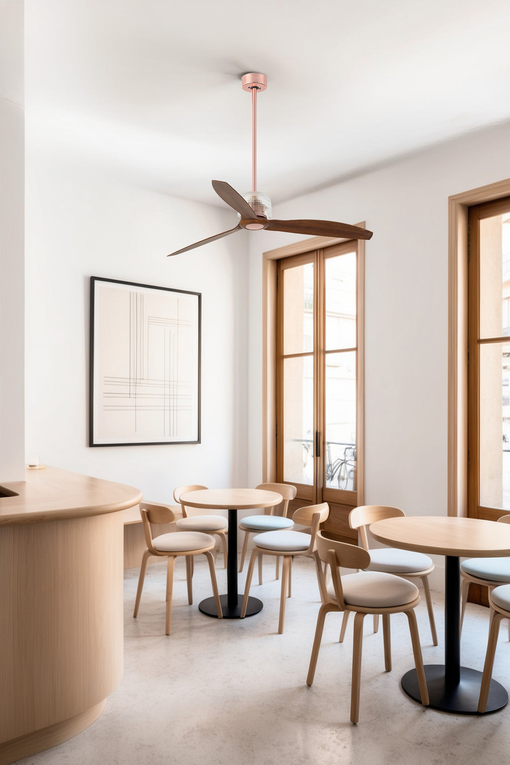 Ventilador de techo DECO FAN M en cobre y nogal de FARO (33399DWW) en ambiente hogareño moderno, sin luz, motor DC, 6 velocidades, mando a distancia y función inversa.