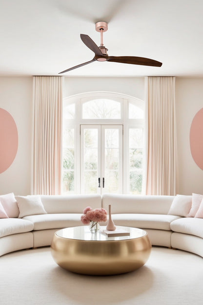 Ventilador de techo JUST FAN en cobre y nogal de FARO modelo 33399WW, con motor DC, mando a distancia y función reversa, instalado en ambiente hogareño para ventilación eficiente.