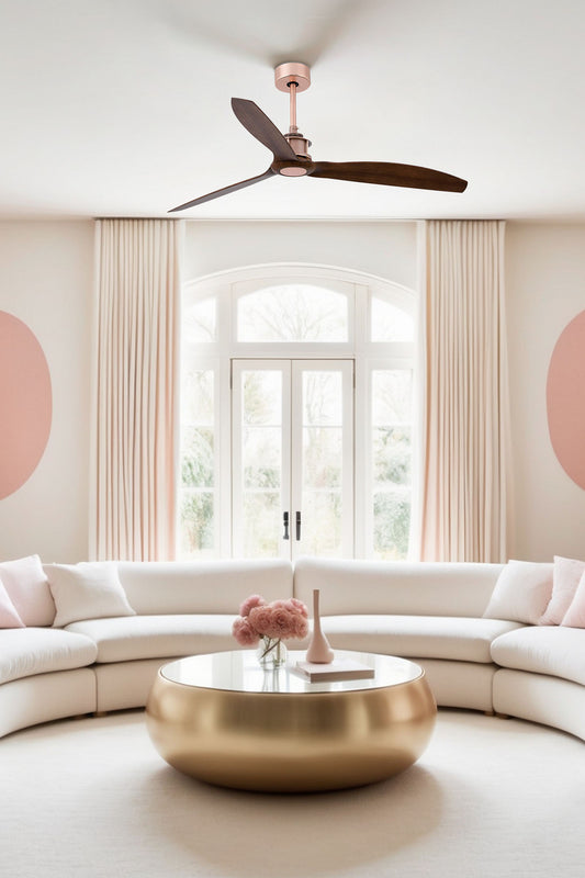 Ventilador de techo JUST FAN en cobre y nogal de FARO modelo 33399WW, con motor DC, mando a distancia y función reversa, instalado en ambiente hogareño para ventilación eficiente.